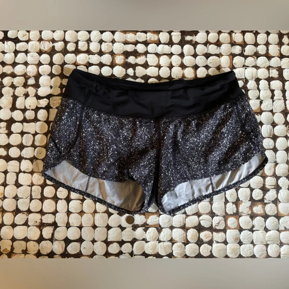 Lululemon Speed Short Daisy Dust Alpine White Black W7AFSS 8 - Picture 1 of 3